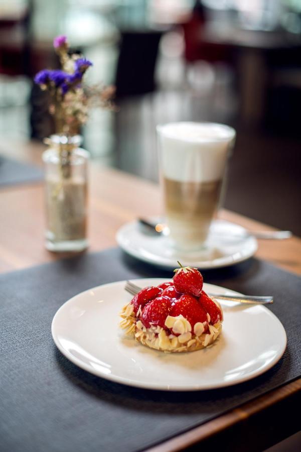 Отель Faehrhaus Koblenz Экстерьер фото A latte with a strawberry tart